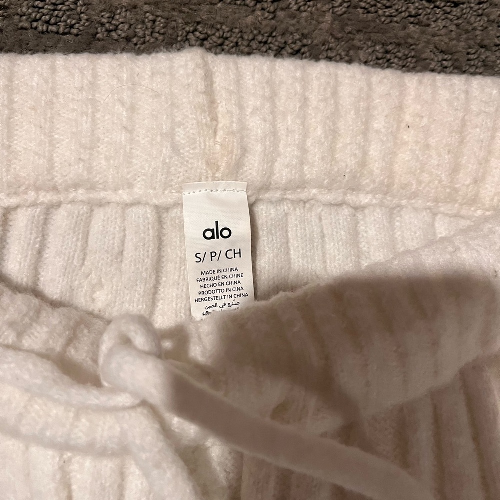 Alo yoga winter bliss cable knit pants in cream - Picture 2 of 3